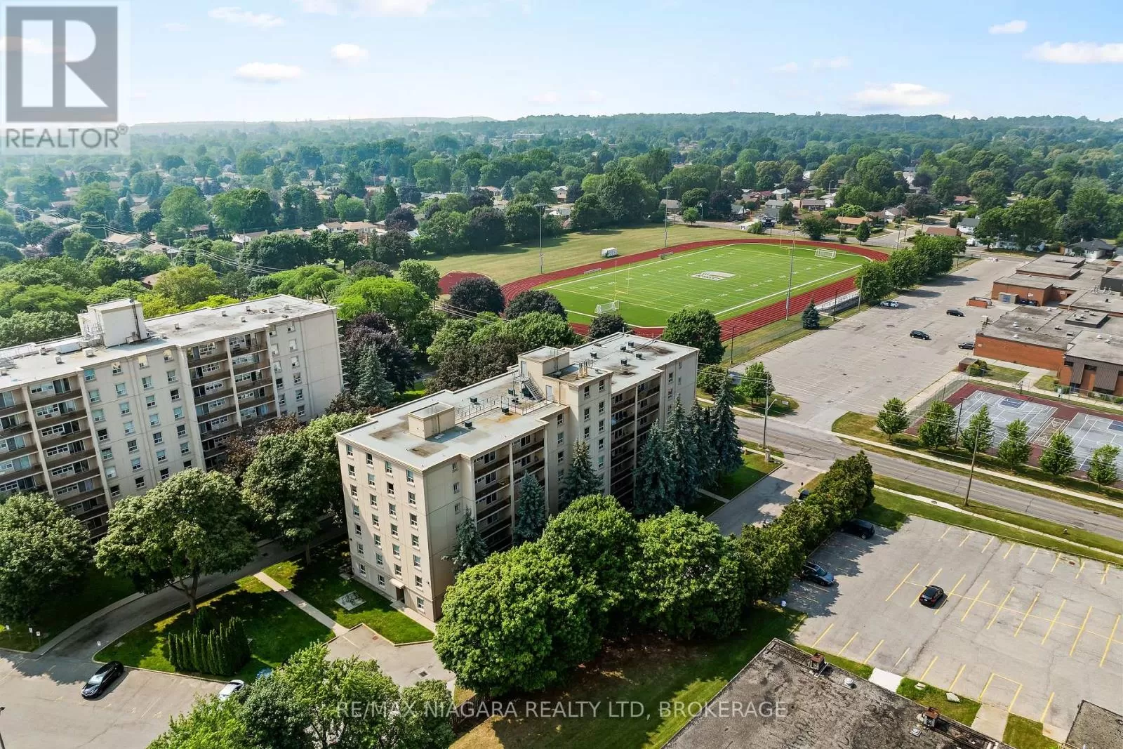 Apartment for rent: 205 - 6390 Huggins Street, Niagara Falls, Ontario L2J 1H1