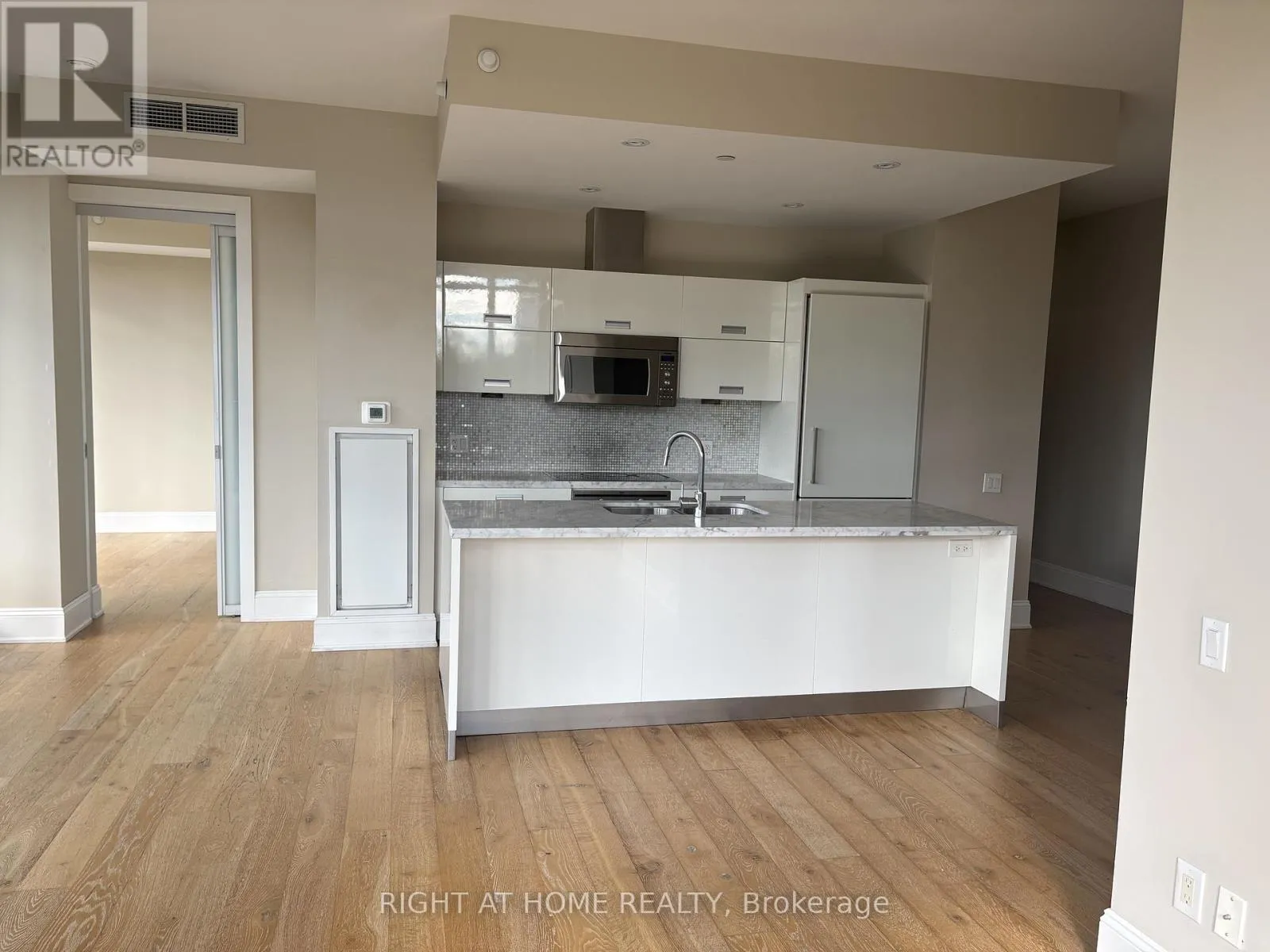 Apartment for rent: 205 - 88 Park Lawn Road, Toronto, Ontario M8Y 0B5