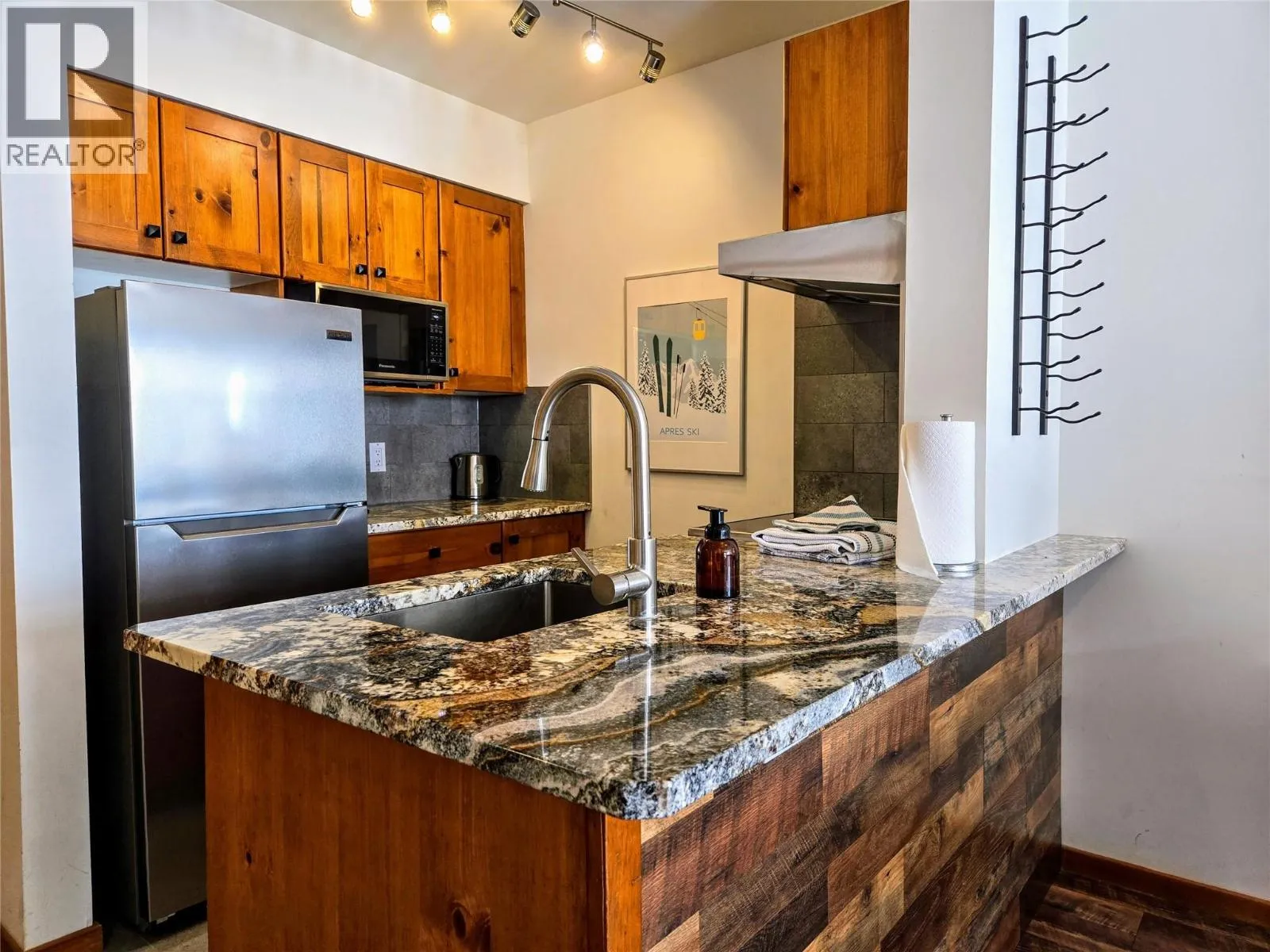 Apartment for rent: 2050 Summit Drive Unit# 201, Panorama, British Columbia V0A 1T0