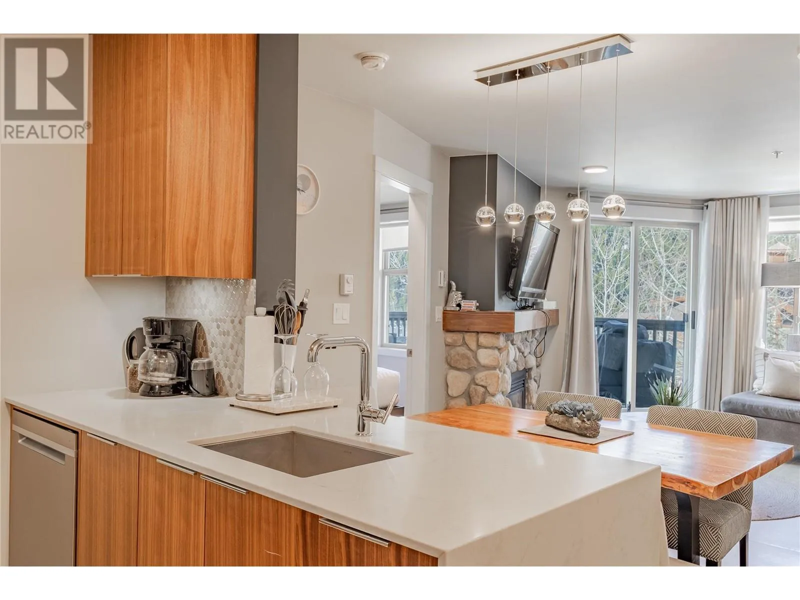 Apartment for rent: 2050 Summit Drive Unit# 202, Panorama, British Columbia V0A 1T0