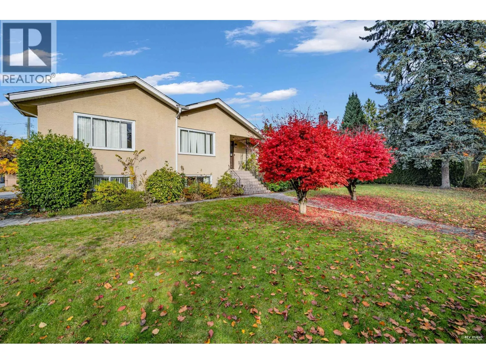 House for rent: 2051 W 17th Avenue, Vancouver, British Columbia V6J 2N3