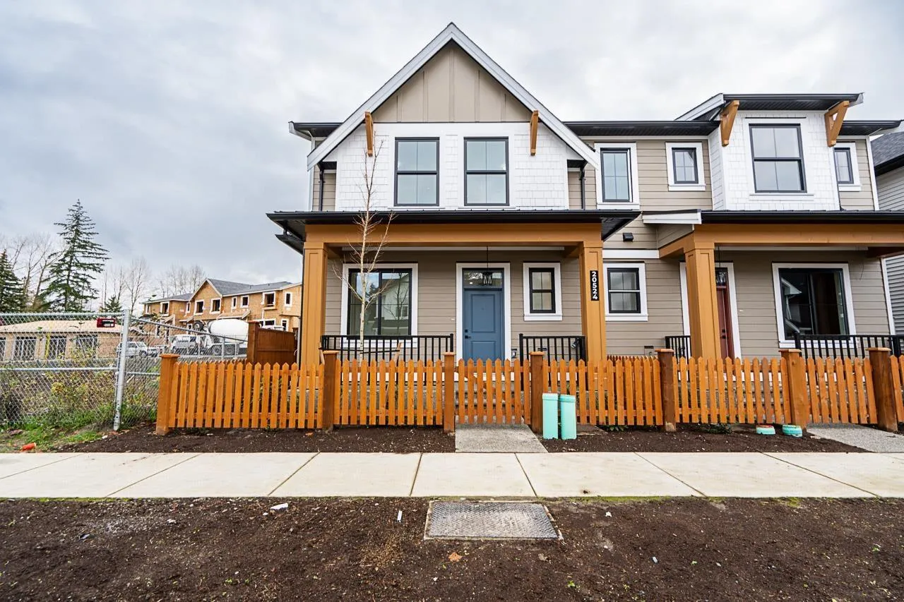 Duplex for rent: 20524 76 Avenue, Langley, British Columbia V2Y 3S8