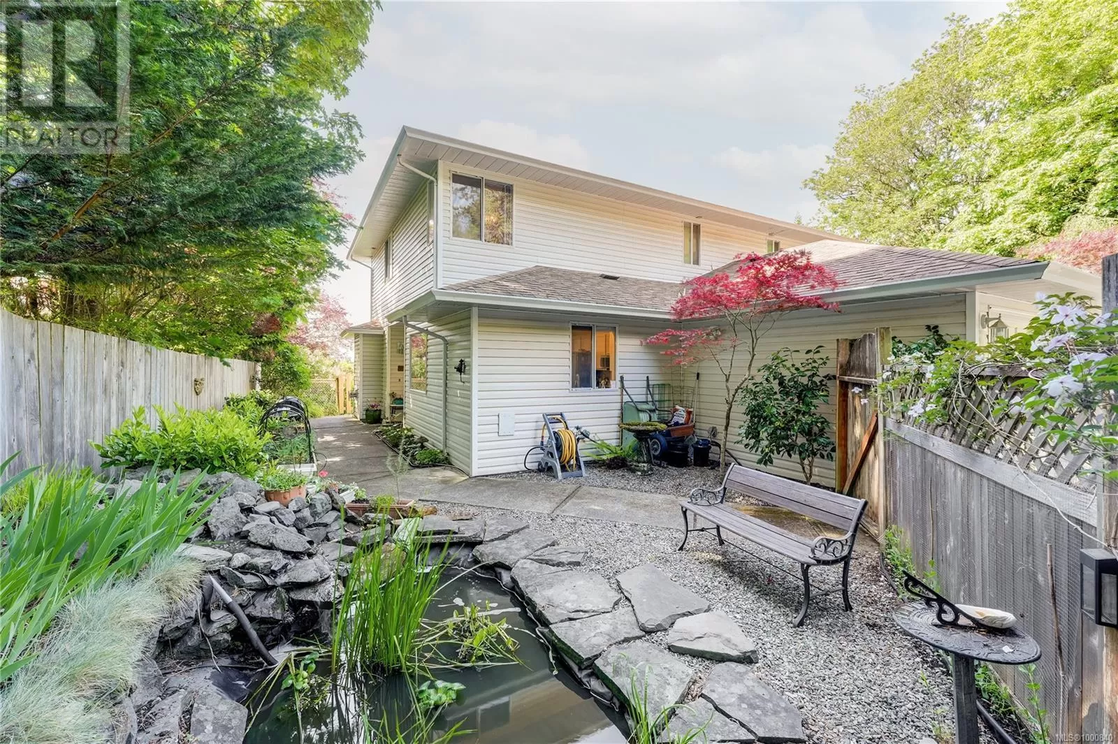 Duplex for rent: 2056 Gladys Pl, Sooke, British Columbia V9Z 0E6