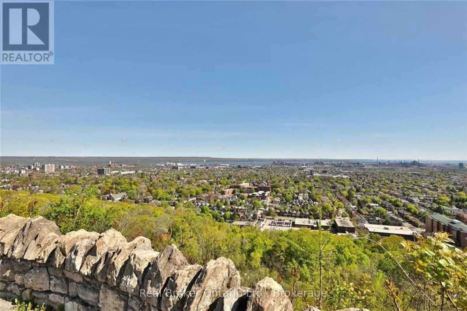 Apartment for rent: 205c - 5 East 36th Street, Hamilton, Ontario L8V 3Y6