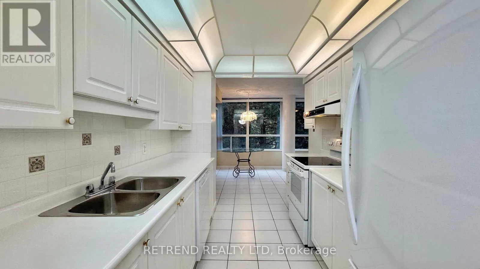 Apartment for rent: 206 - 11 Townsgate Drive, Vaughan, Ontario L4J 8G4