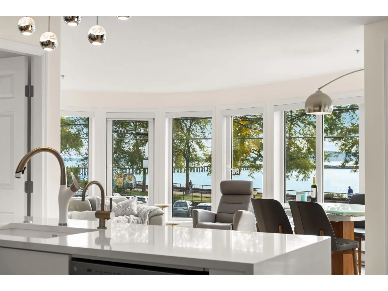 Apartment for rent: 206 1119 Vidal Street, White Rock, British Columbia V4B 3T4