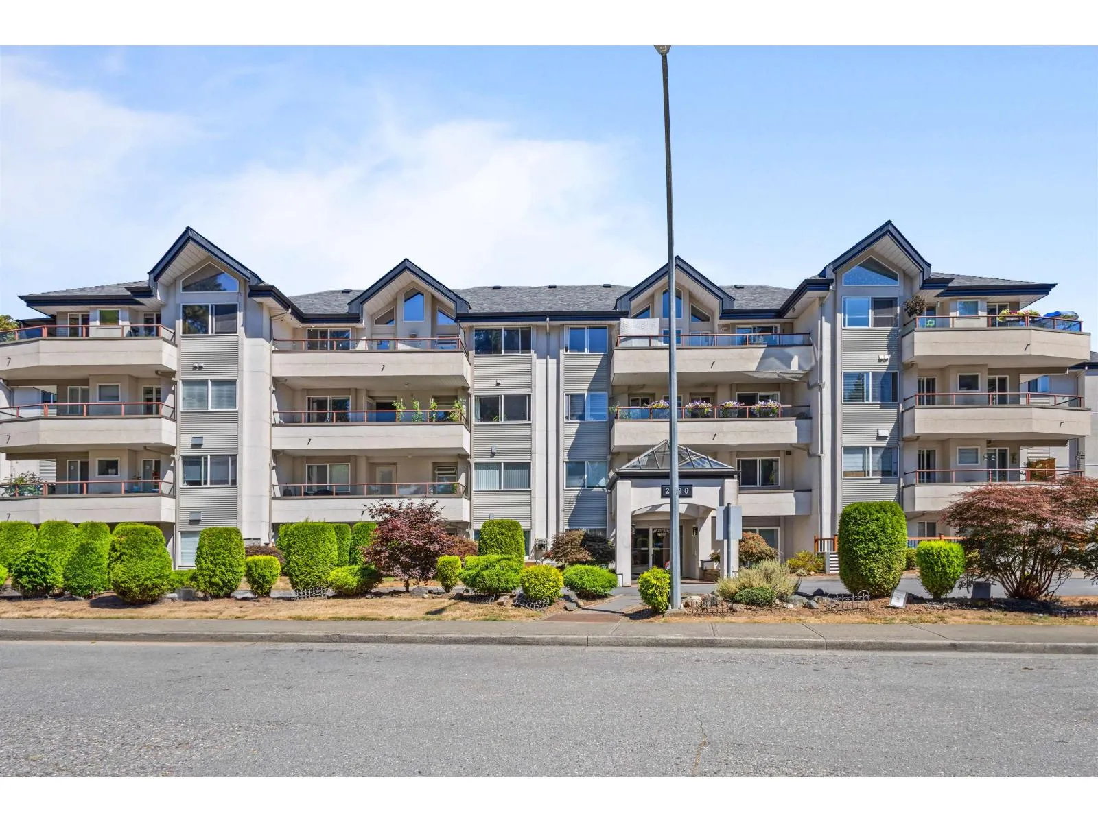 Apartment for rent: 206 2526 Lakeview Crescent, Abbotsford, British Columbia V2S 3A9