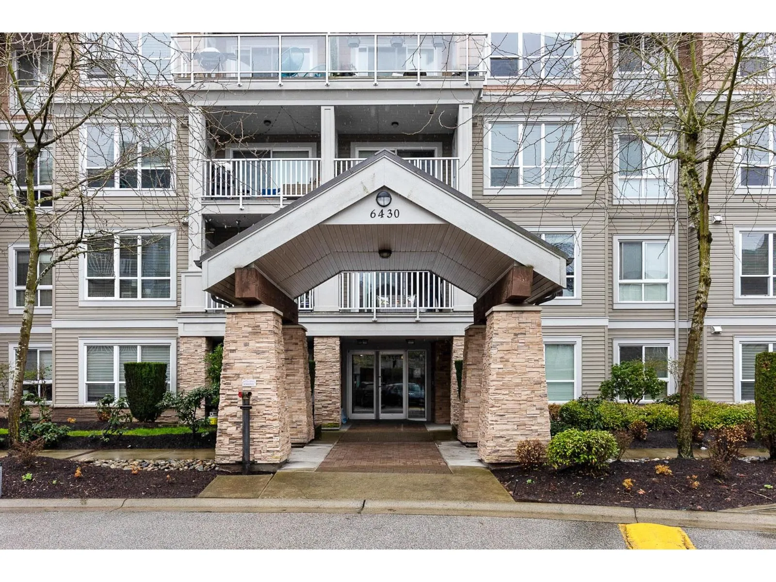 Apartment for rent: 206 6430 194 Street, Surrey, British Columbia V4N 6J7