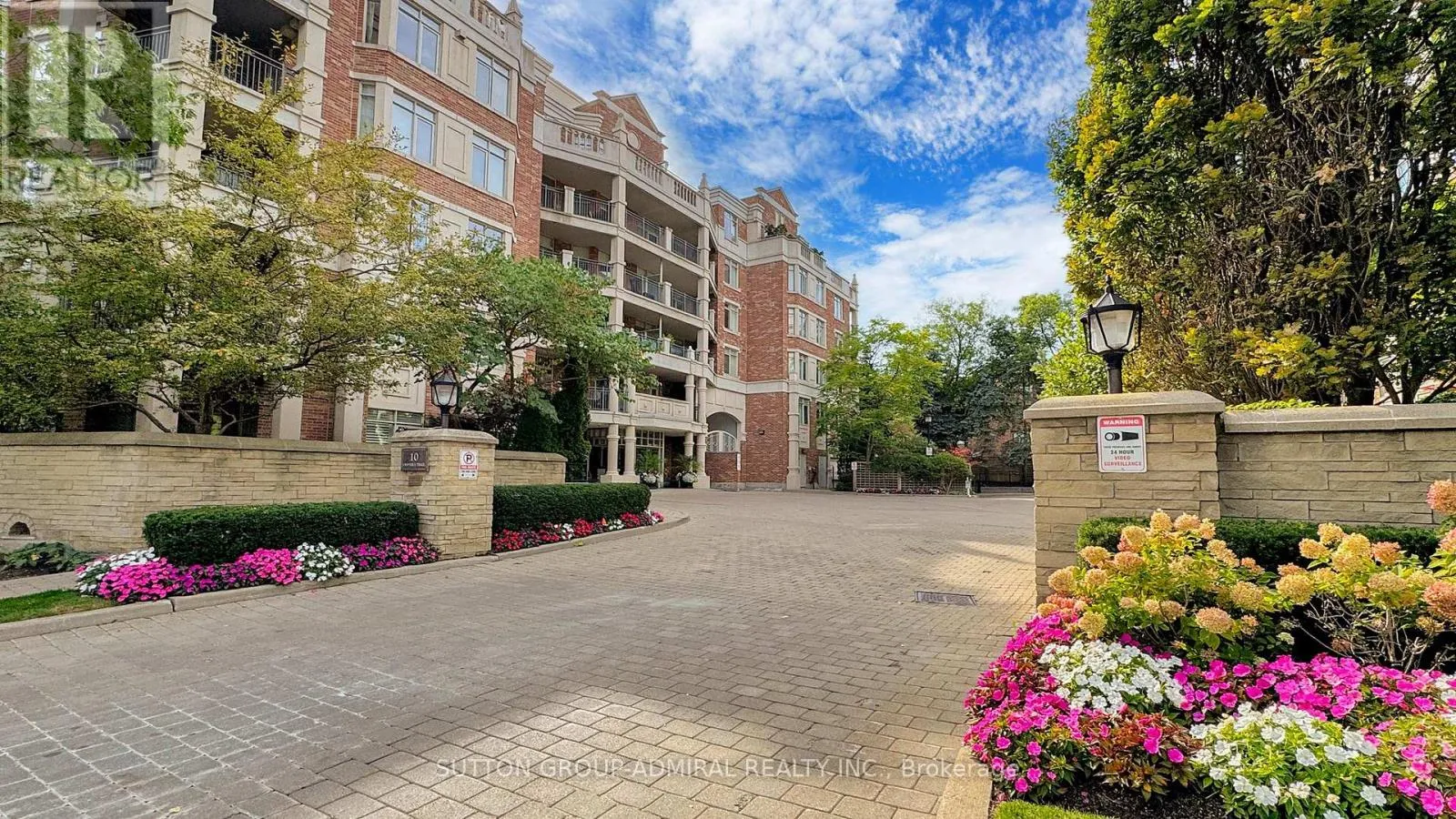 Apartment for rent: 207 - 10 Old Mill Trail, Toronto, Ontario M8X 2Y9