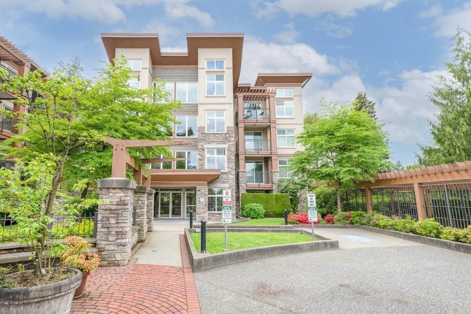 Apartment for rent: 207 10237 133 Street, Surrey, British Columbia V3T 0C6