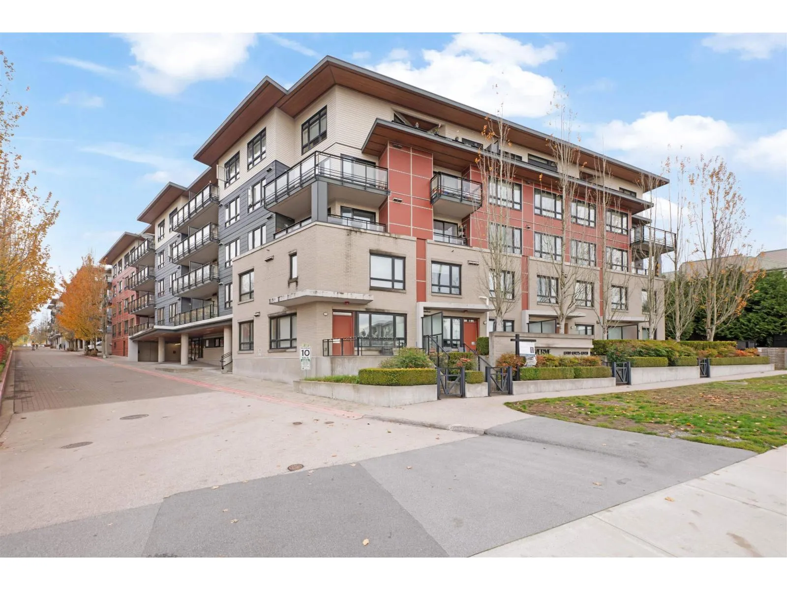 Apartment for rent: 207 13925 Fraser Highway, Surrey, British Columbia V3T 4E6