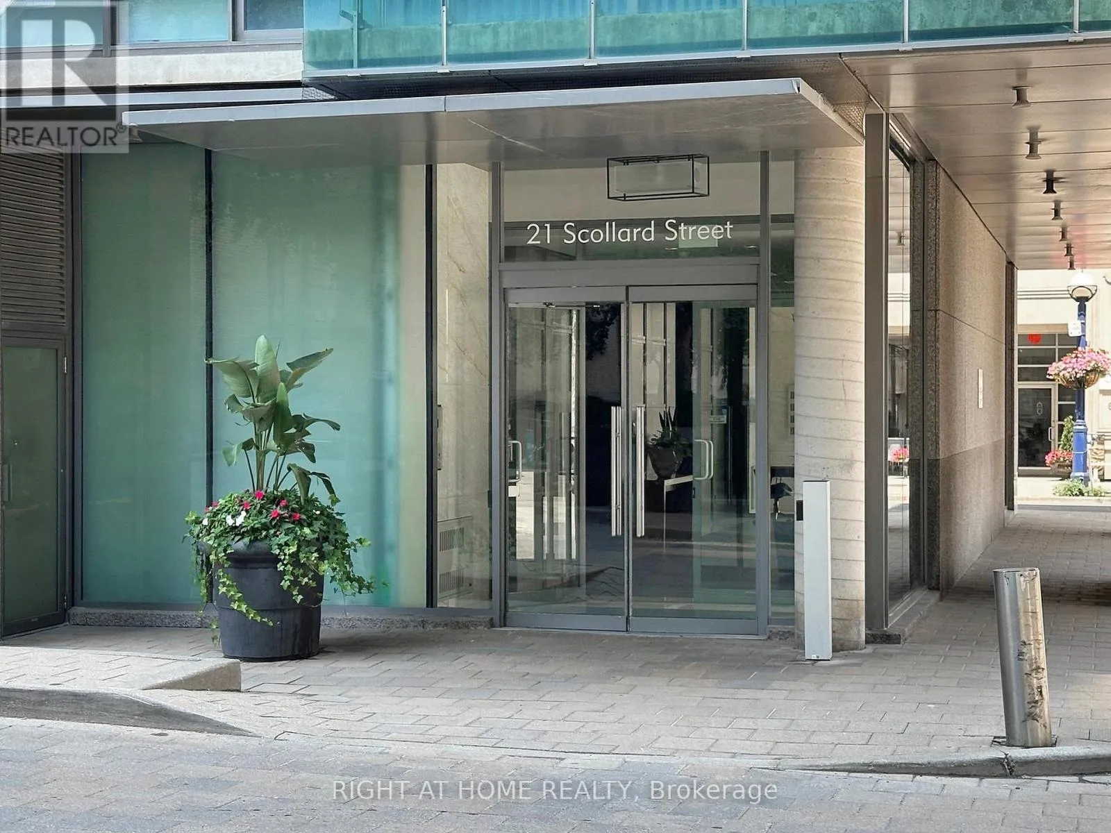 Apartment for rent: 207 - 21 Scollard Street, Toronto, Ontario M5R 1G1