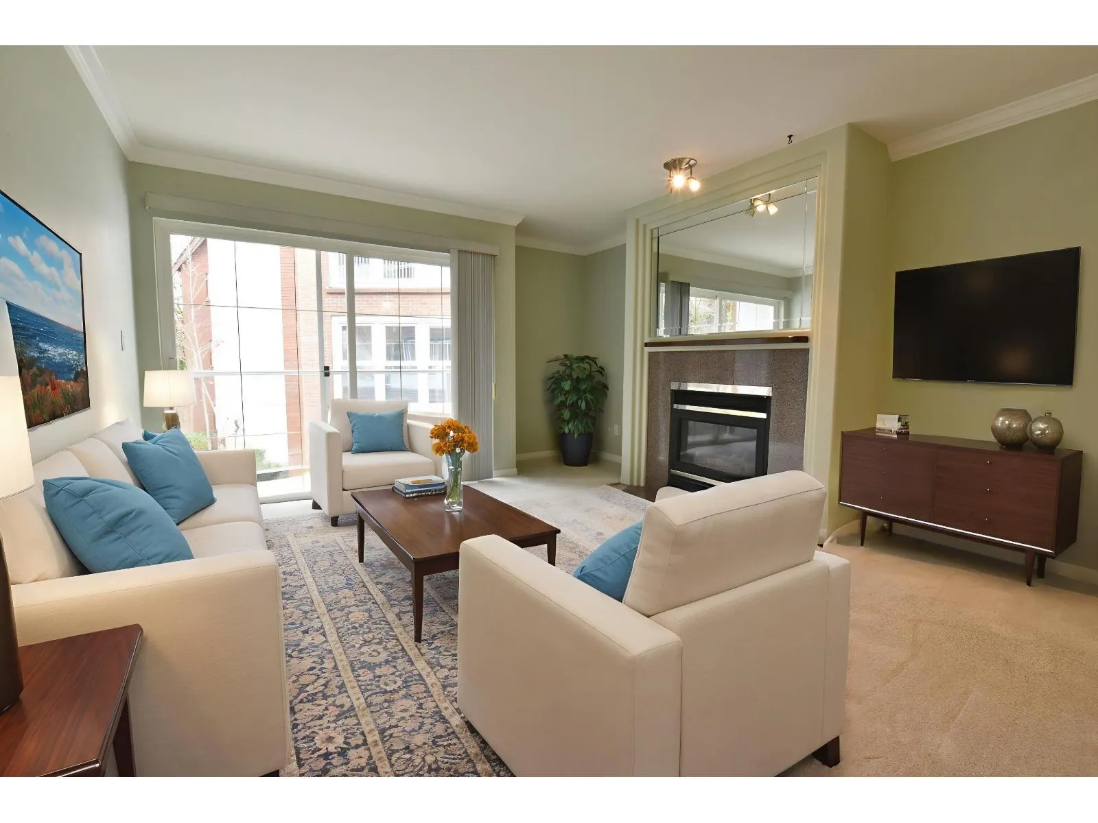 Apartment for rent: 207 2229 152 Street, Surrey, British Columbia V4A 4P1