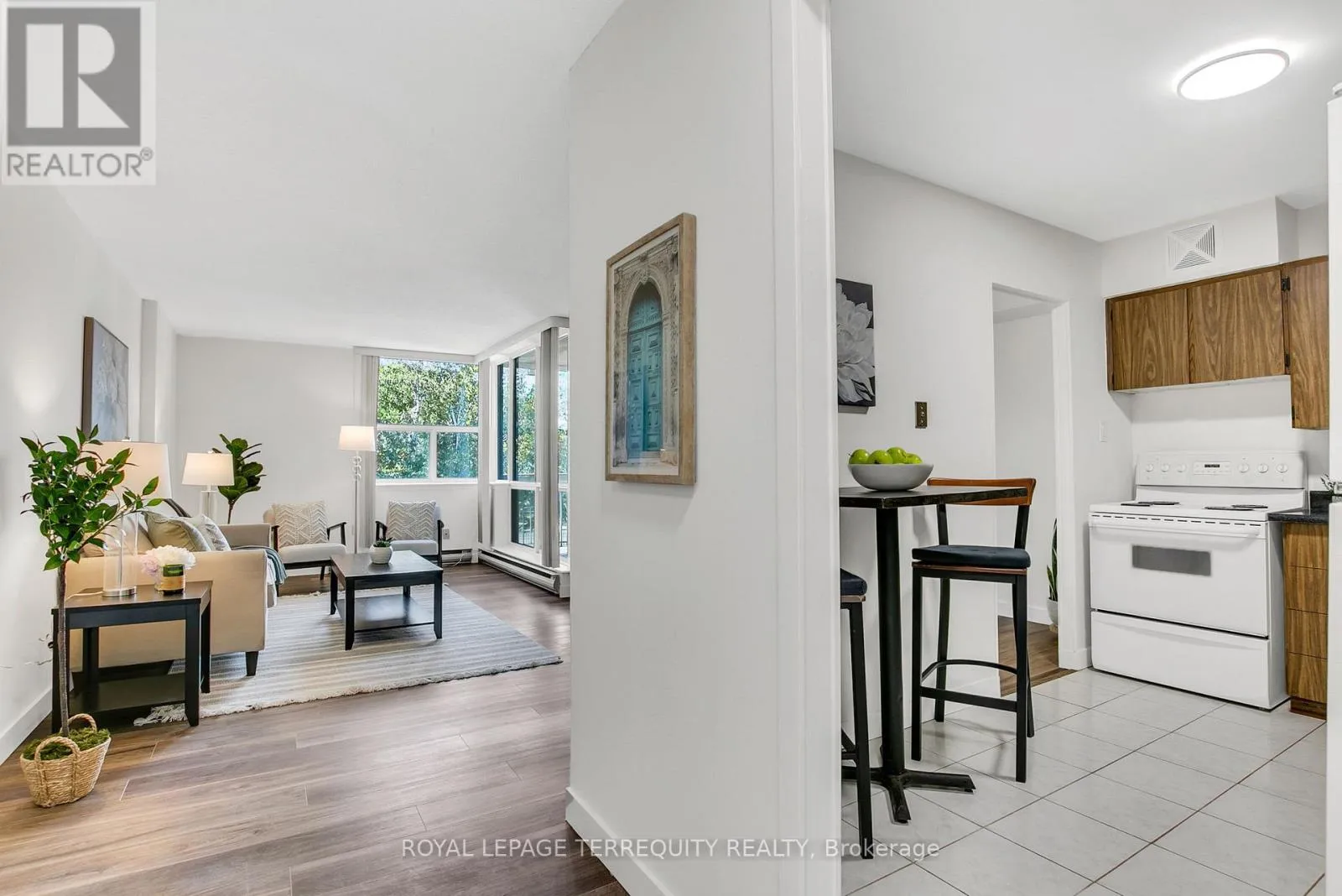 Apartment for rent: 207 - 2500 Bridletowne Circle, Toronto, Ontario M1W 2V6