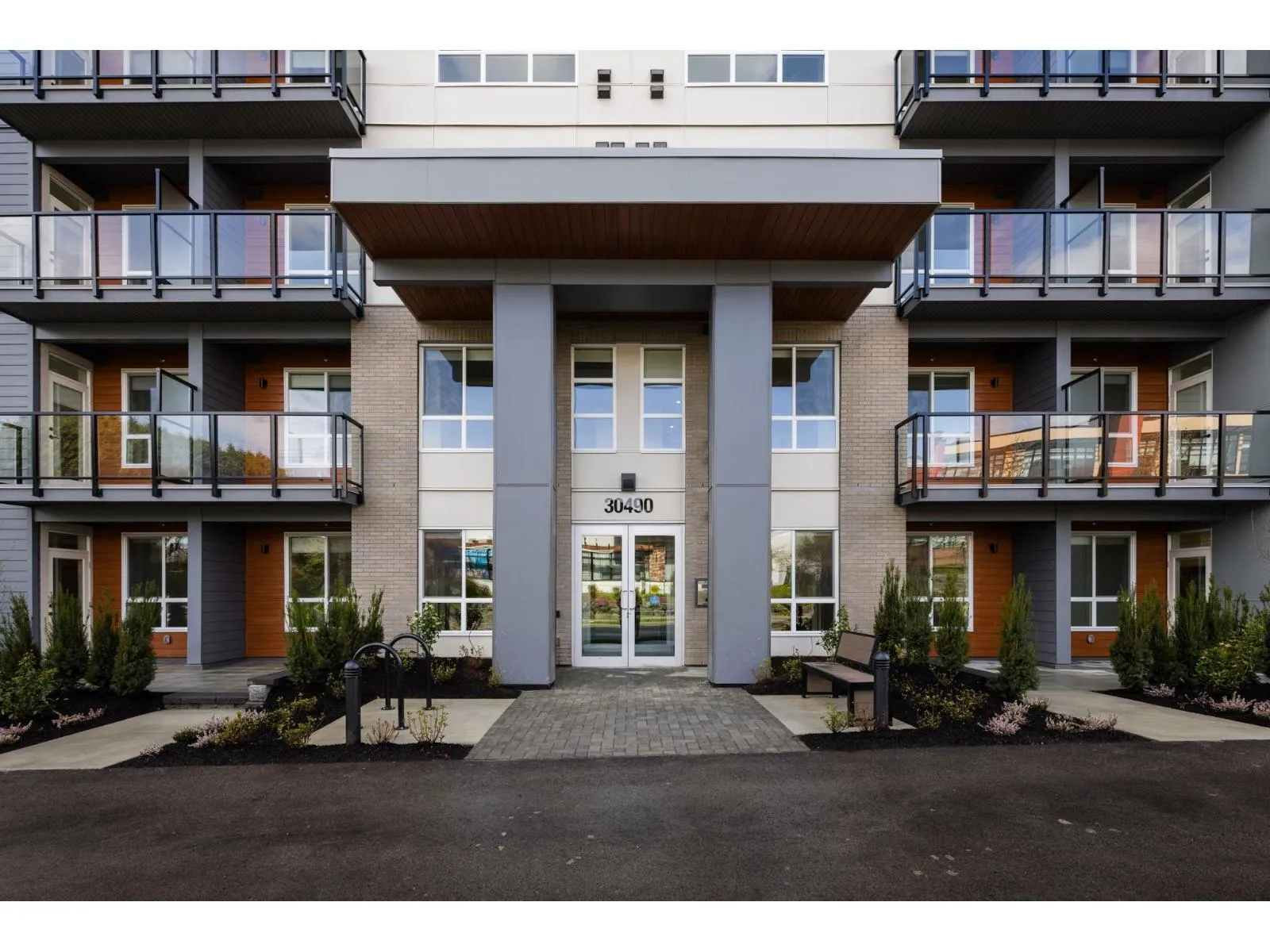 Apartment for rent: 207 30490 Cardinal Avenue, Abbotsford, British Columbia V2T 0C5