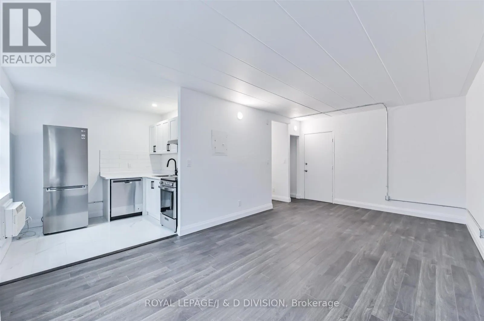 Apartment for rent: 207 - 325 Sammon Avenue, Toronto, Ontario M4J 2A1