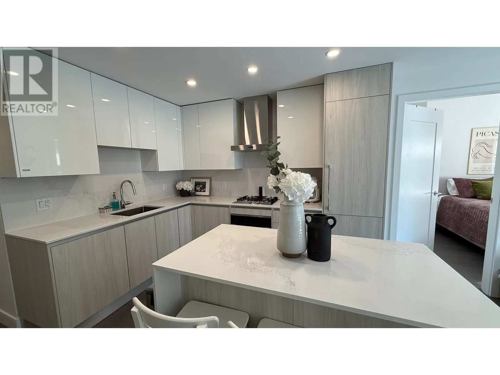 Apartment for rent: 207 488 W 58th Avenue, Vancouver, British Columbia V5X 1V5