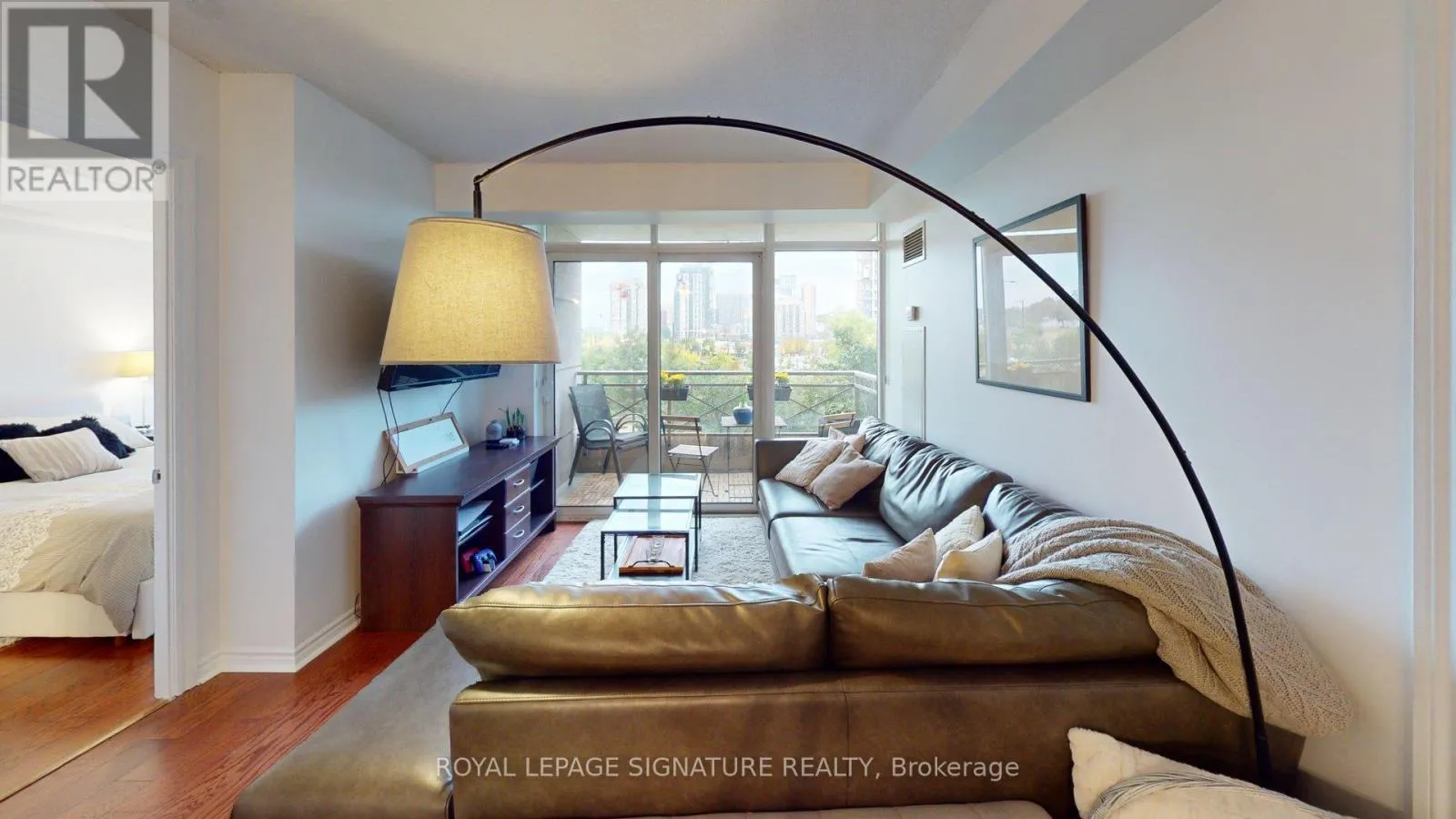 Apartment for rent: 207 - 5229 Dundas Street W, Toronto, Ontario M9B 6L9