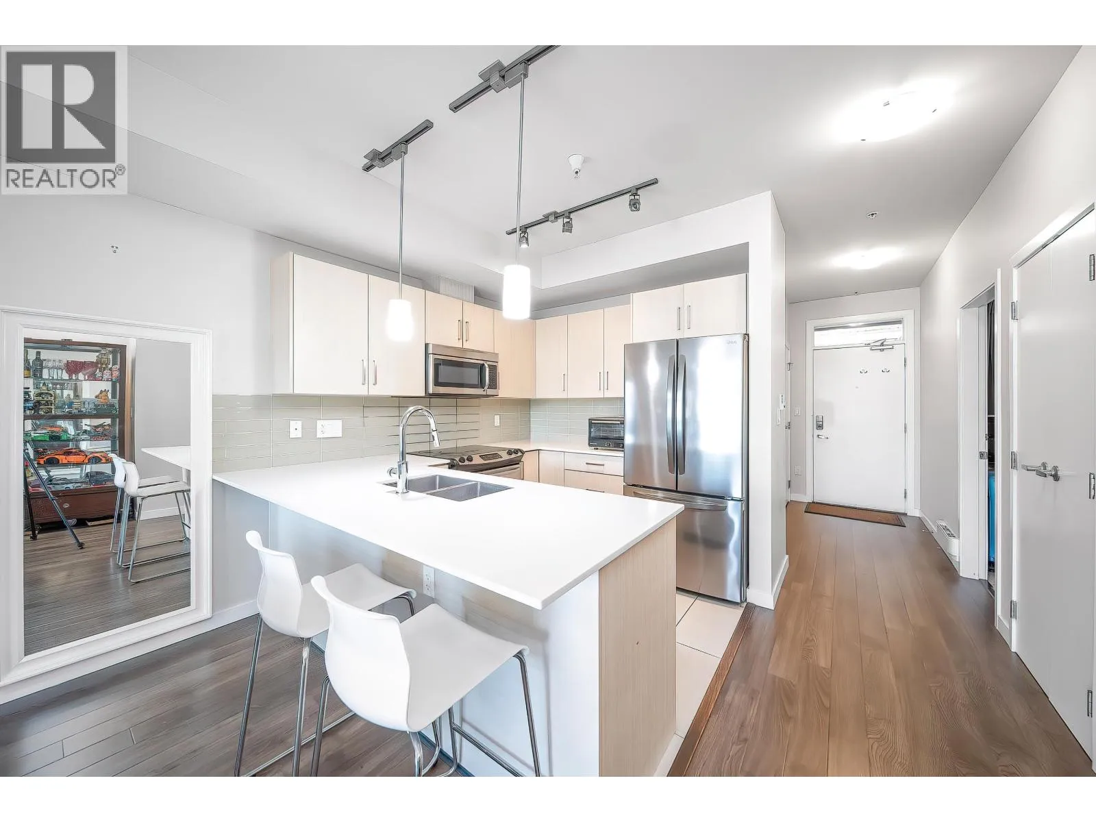 Apartment for rent: 207 5288 Grimmer Street, Burnaby, British Columbia V5H 0C5