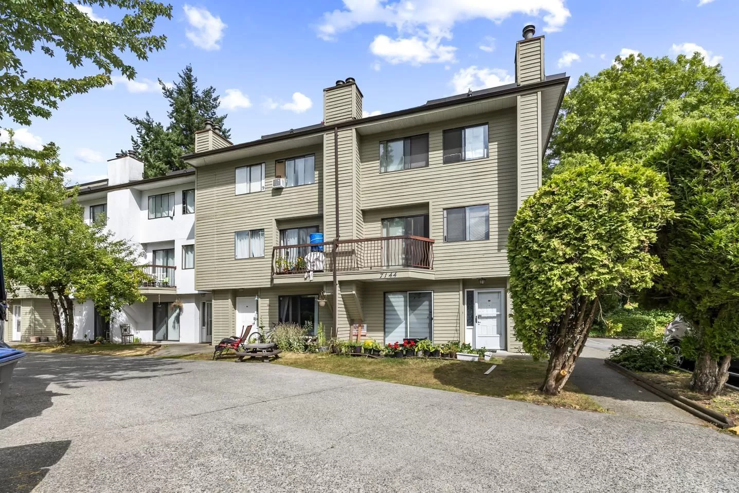 Apartment for rent: 207 7144 133b Street, Surrey, British Columbia V3W 8A4