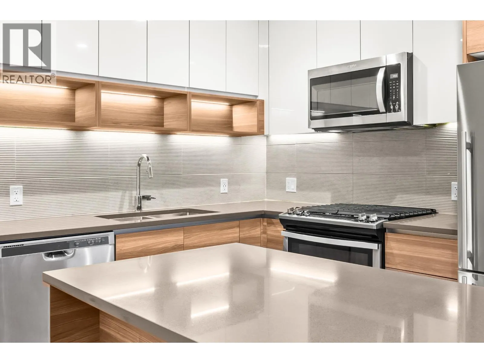 Apartment for rent: 207 8850 University Crescent, Burnaby, British Columbia V5A 0C8