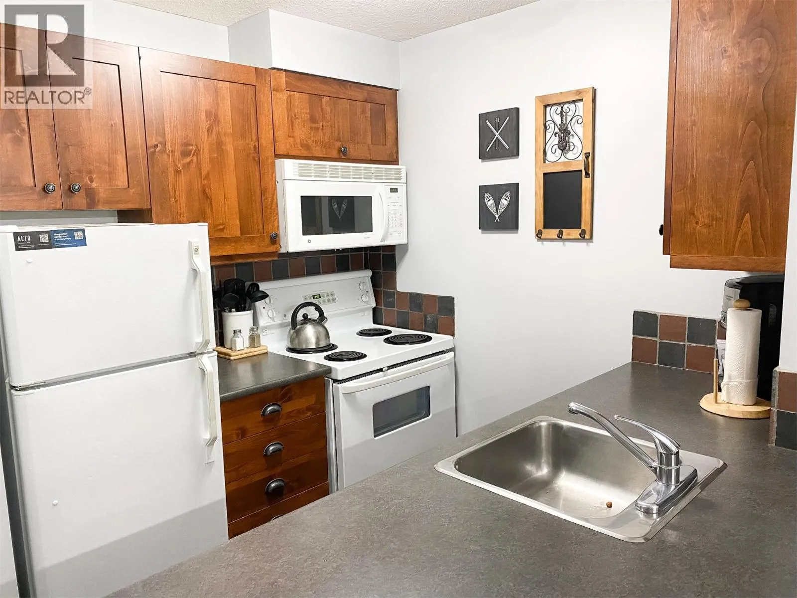 Apartment for rent: 2070 Summit Drive Drive Unit# 306, Panorama, British Columbia V0A 1T0