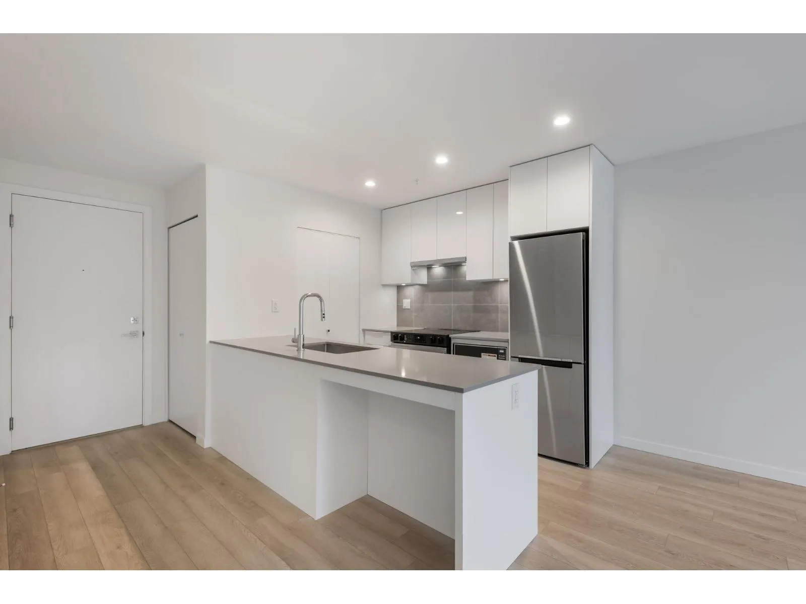 Apartment for rent: 208 14257 103a Avenue, Surrey, British Columbia V3T 1T1