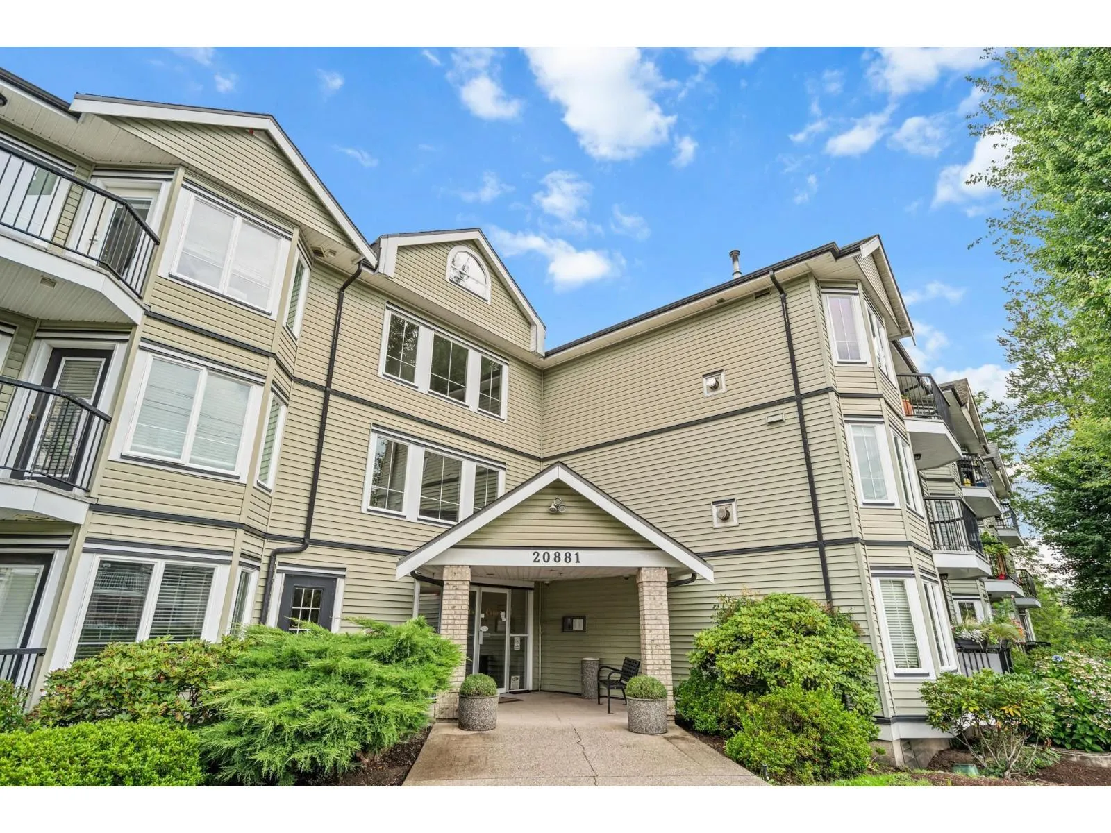 Apartment for rent: 208 20881 56 Avenue, Langley, British Columbia V3A 3Z3