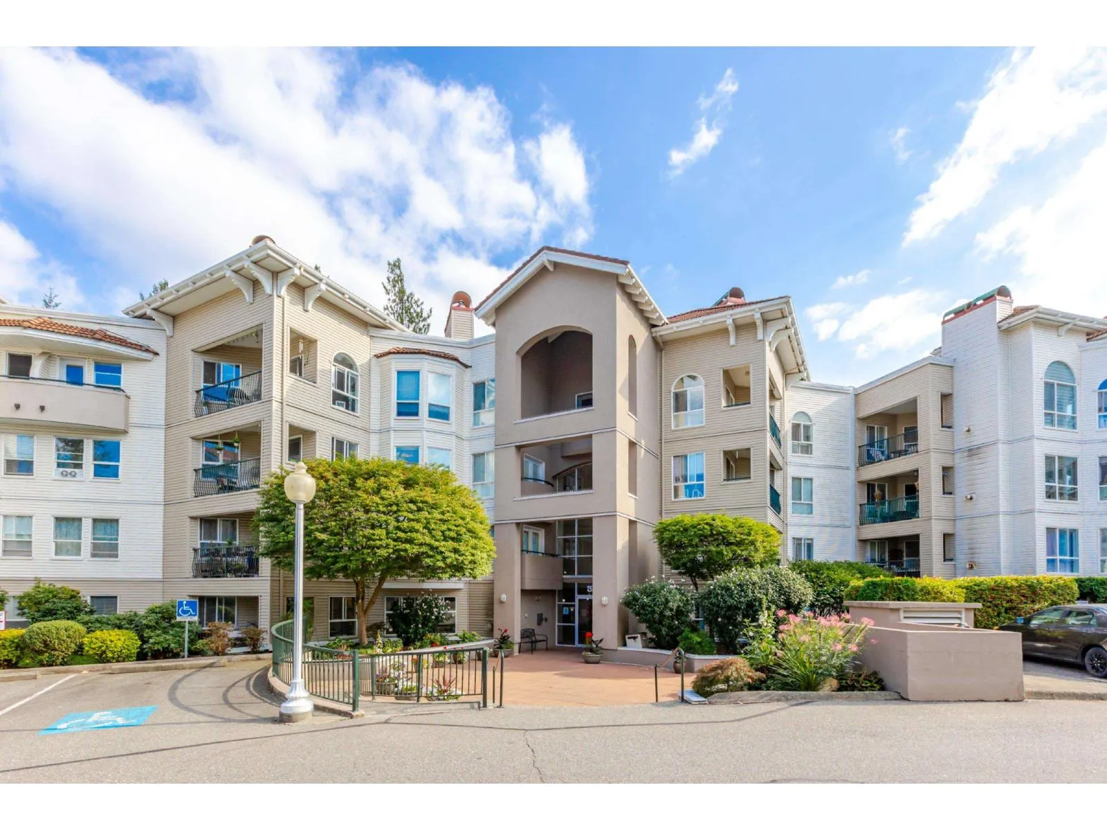 Apartment for rent: 208 3176 Gladwin Road, Abbotsford, British Columbia V2T 6R7