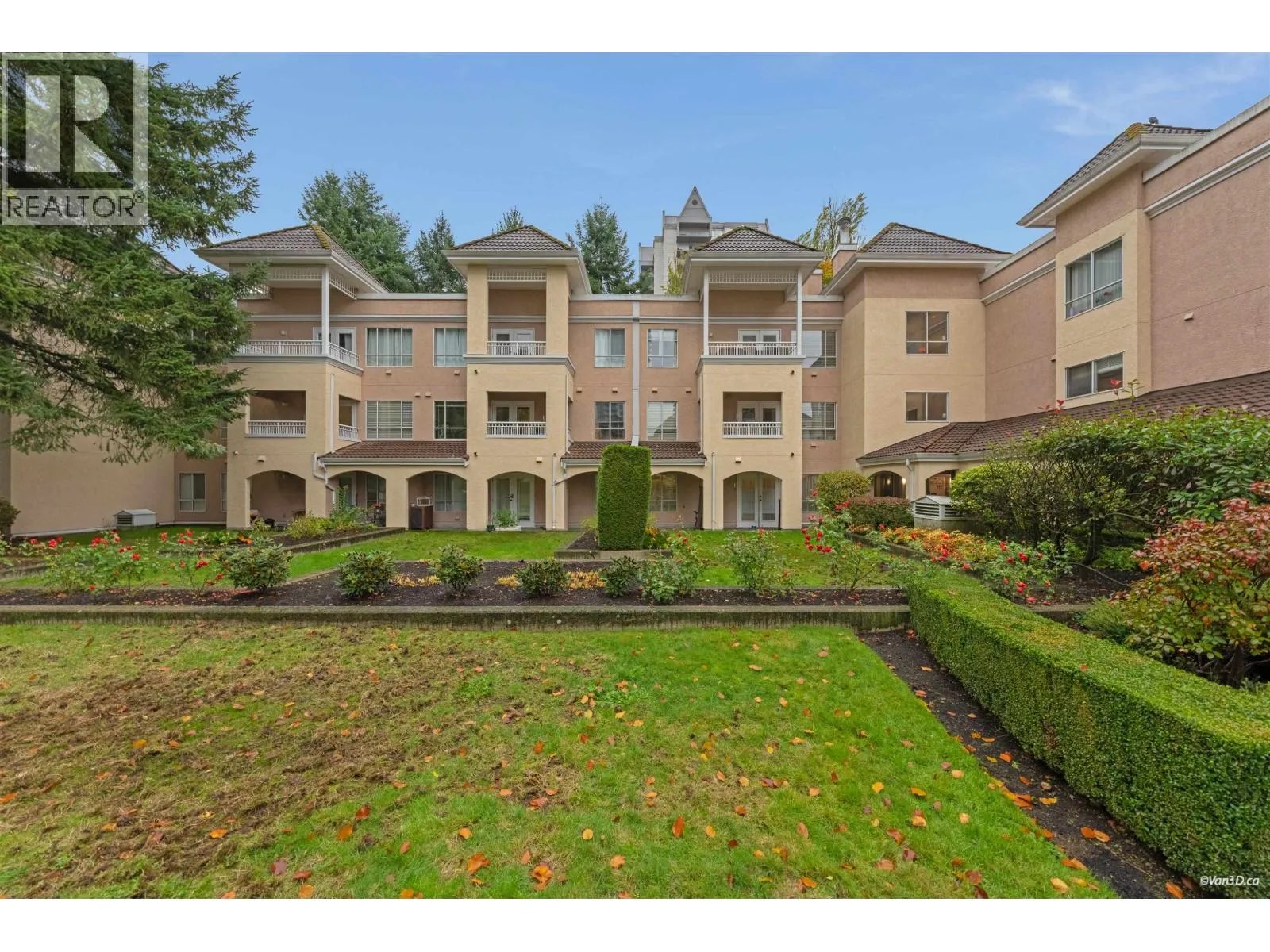 Apartment for rent: 208 515 Whiting Way, Coquitlam, British Columbia V3J 7W9