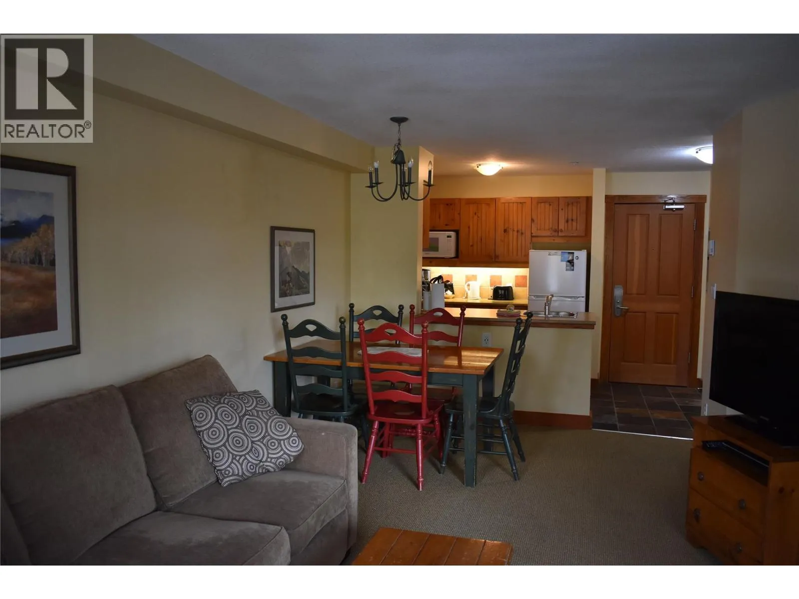 Apartment for rent: 2080 Summit Drive Unit# 104 Lot# 3, Panorama, British Columbia V0A 1T0