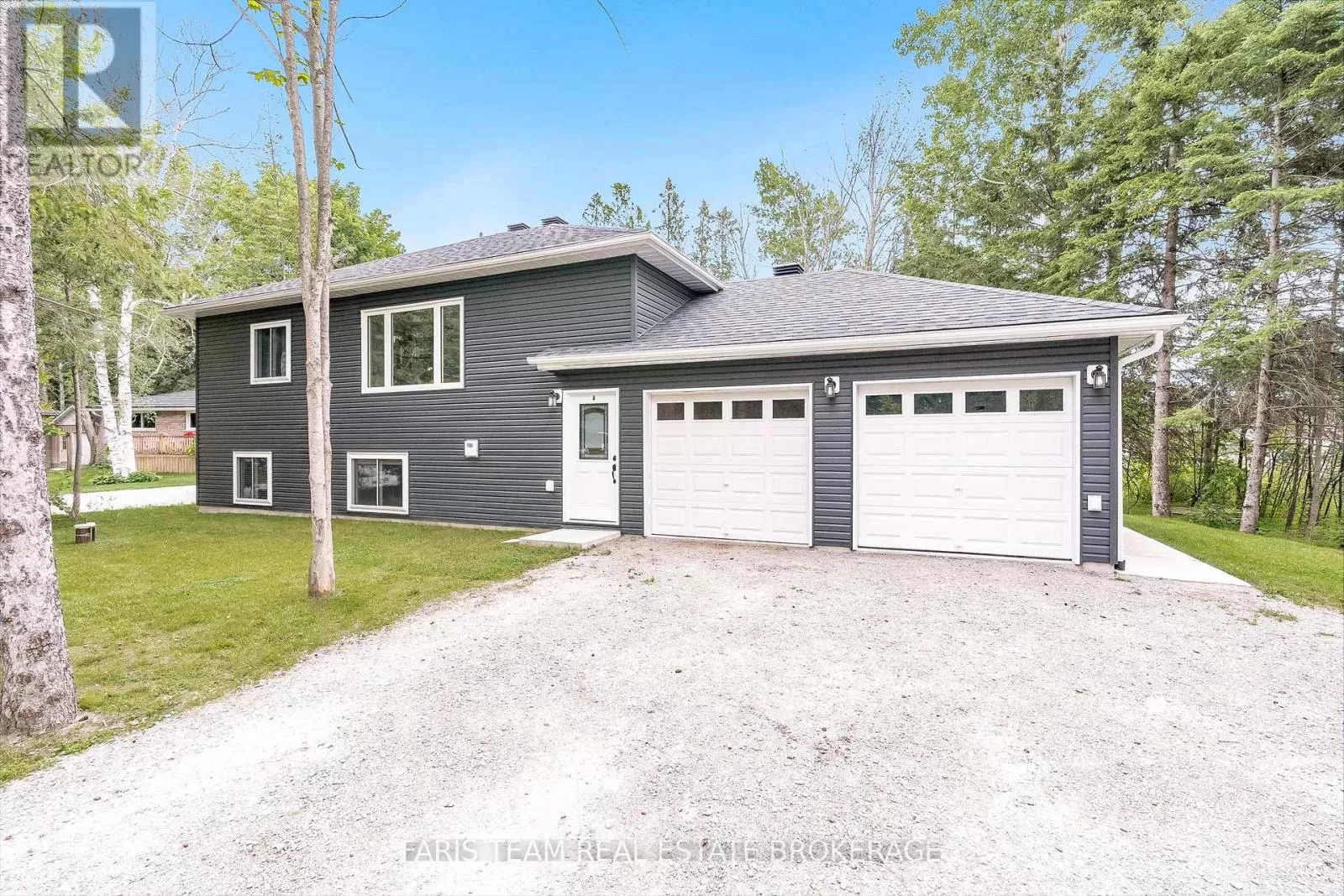 Duplex for rent: 2082 Centre Avenue, Severn, Ontario L3V 6H3