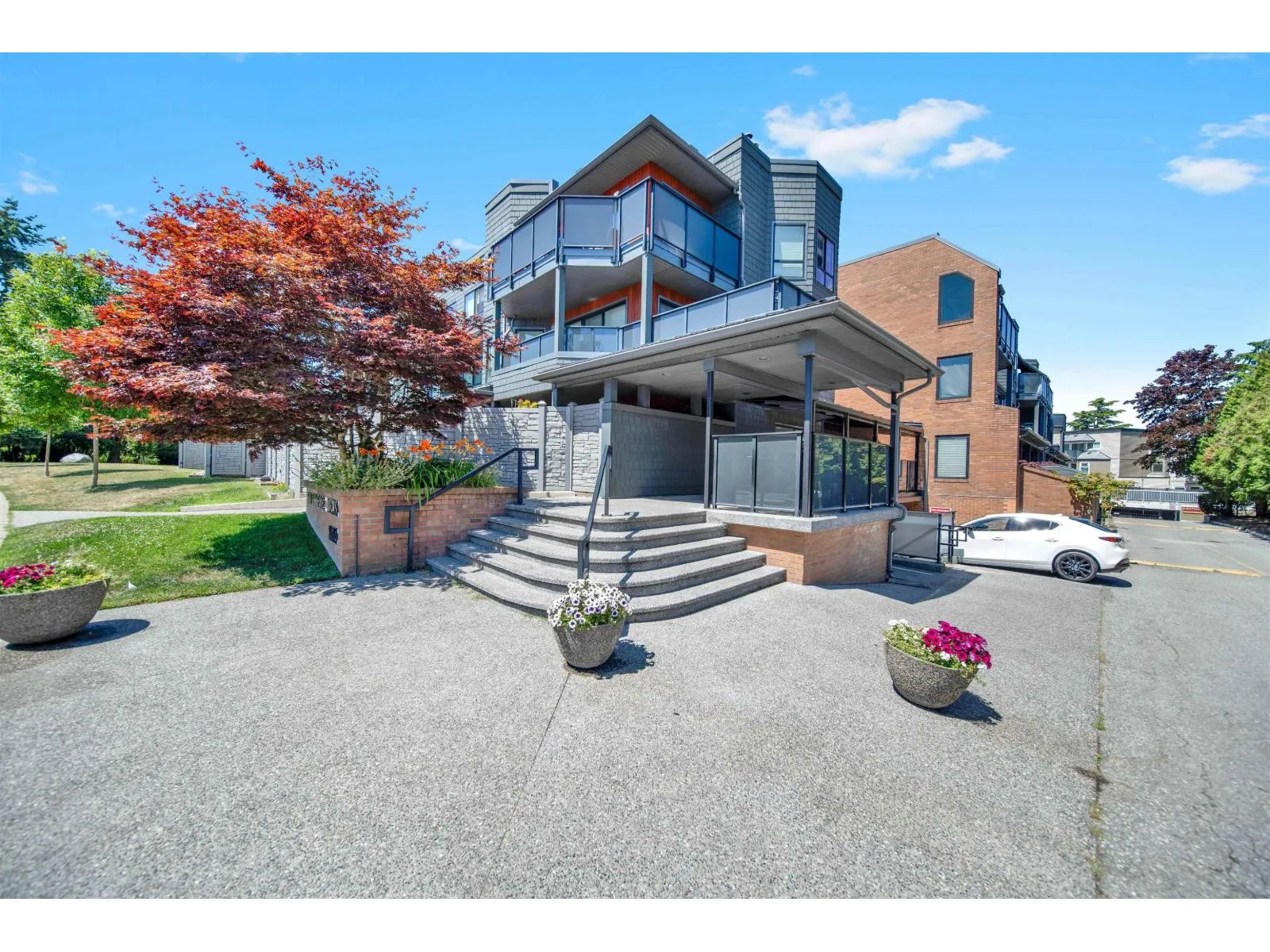 Apartment for rent: 209 1830 E Southmere Crescent, Surrey, British Columbia V4A 9C2