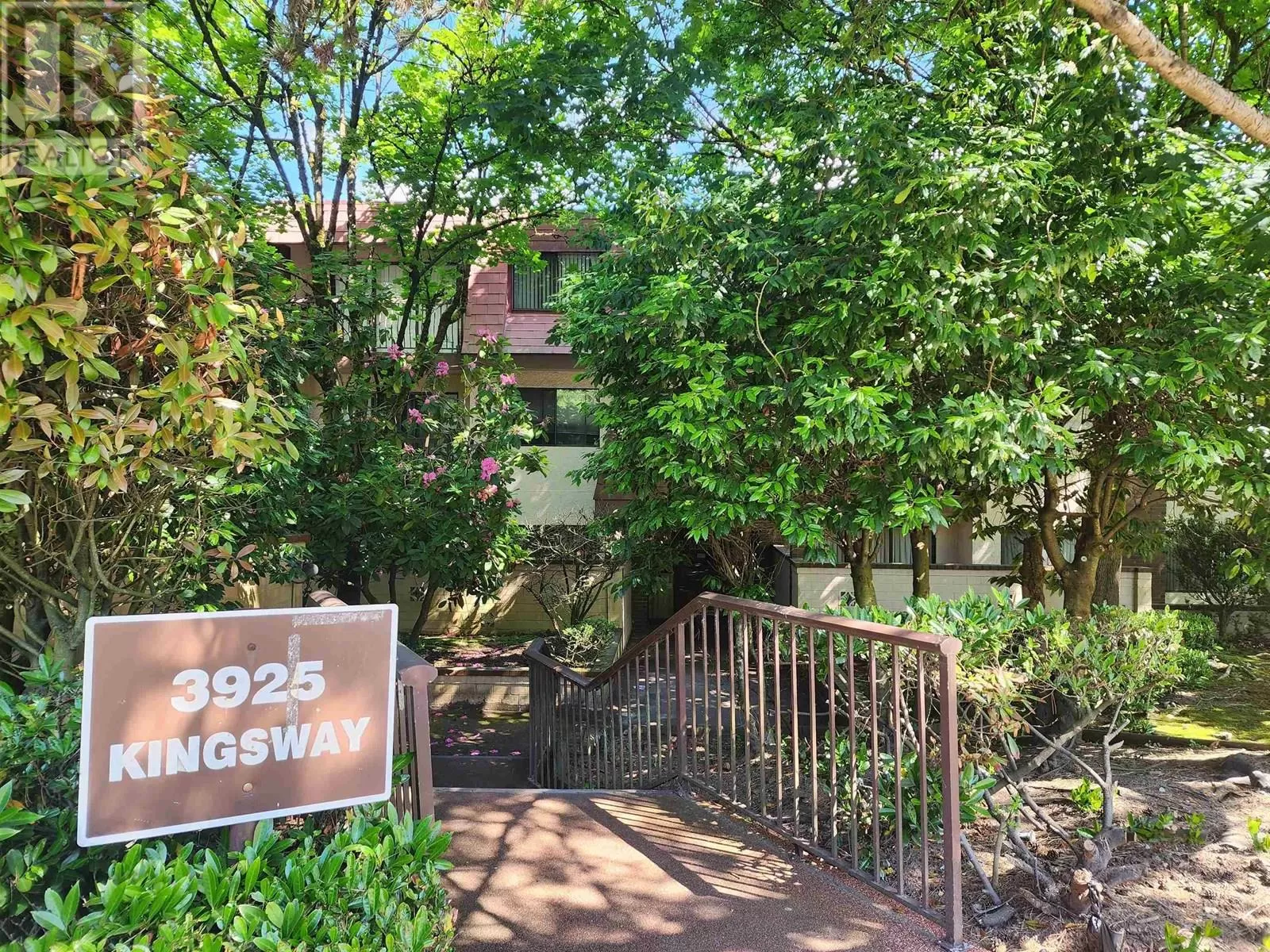 Apartment for rent: 209 3925 Kingsway Street, Burnaby, British Columbia V5H 3Y7