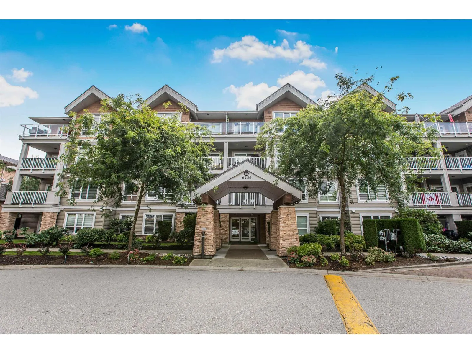 Apartment for rent: 209 6430 194 Street, Surrey, British Columbia V4N 6J7