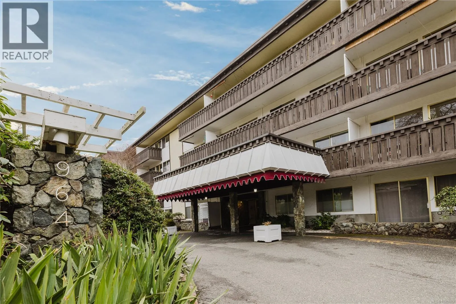 Apartment for rent: 209 964 Heywood Ave, Victoria, British Columbia V8V 2Y5