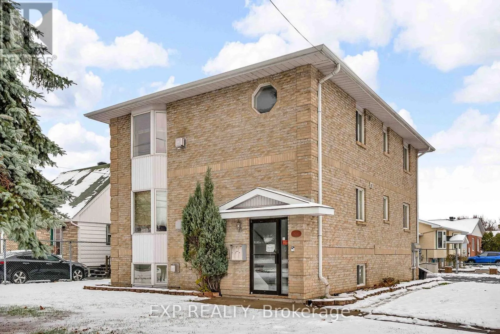 Triplex for rent: 2093 Pitt Street, Cornwall, Ontario K6J 5G4