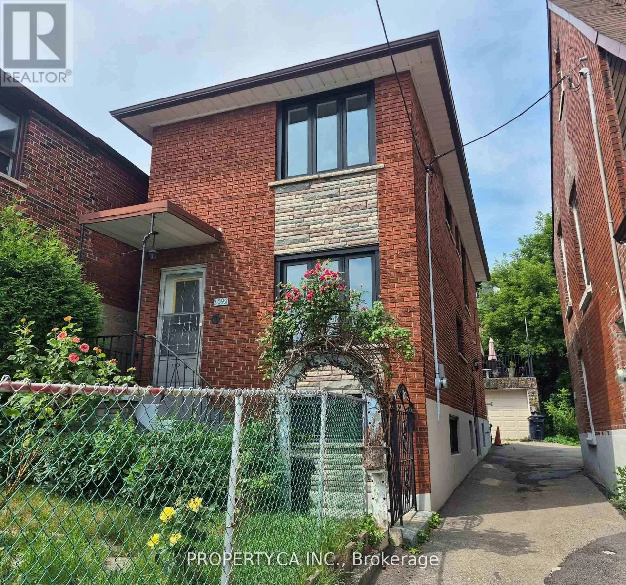 House for rent: 2098 Dufferin Street, Toronto, Ontario M6E 3R7