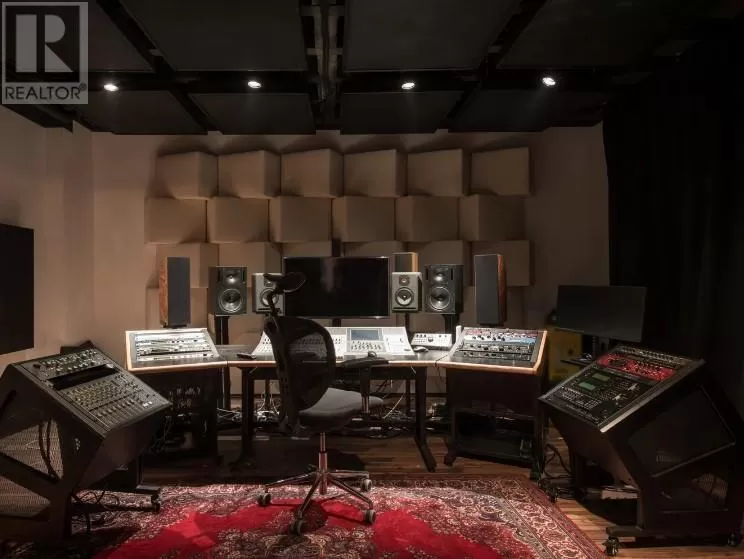 210 1737 W 3rd Avenue, Vancouver, British Columbia V6J 1K6