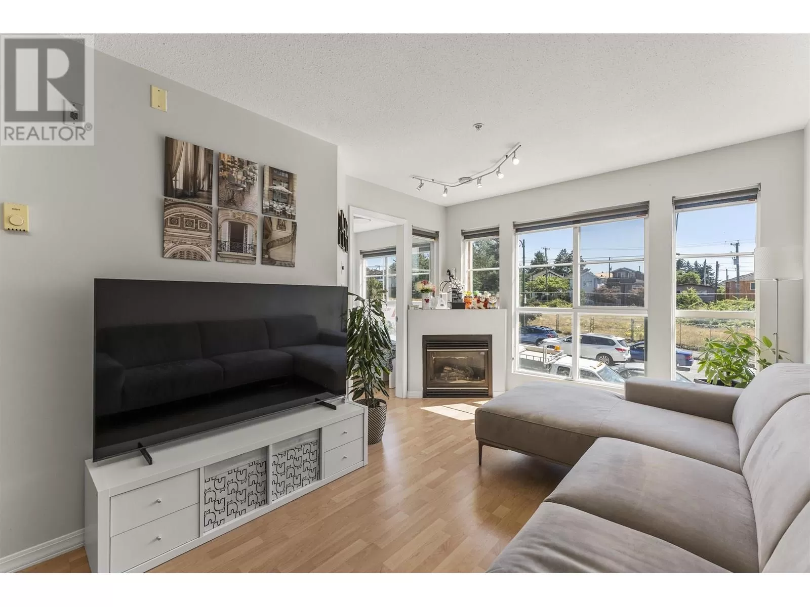 Apartment for rent: 210 2973 Kingsway, Vancouver, British Columbia V5R 5J4