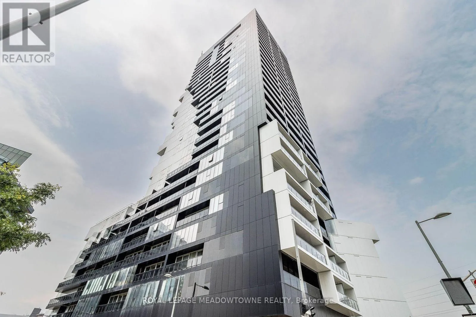 Apartment for rent: 2104 - 170 Bayview Avenue, Toronto, Ontario M5A 0M4