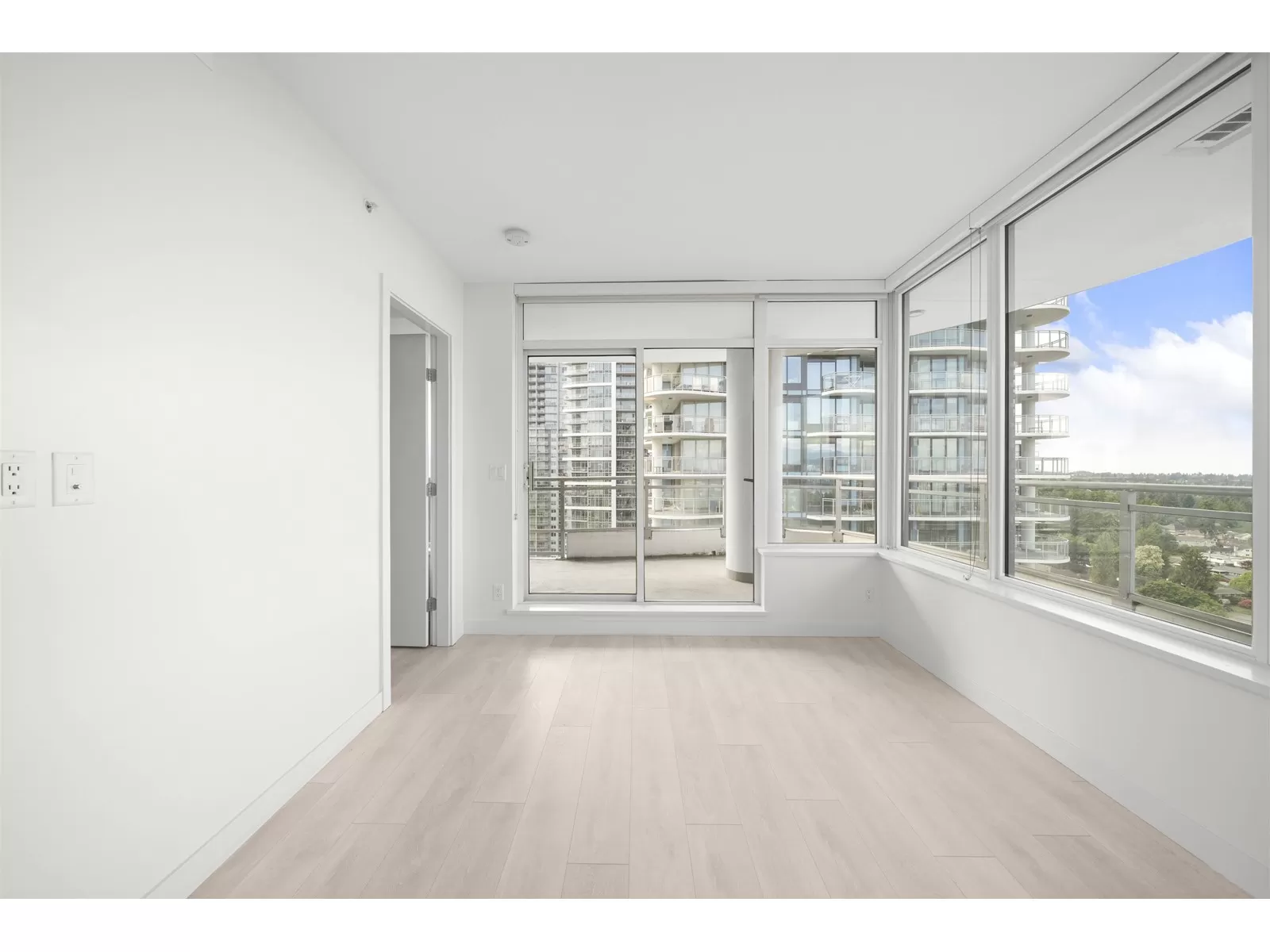 Apartment for rent: 2108 13318 104 Avenue, Surrey, British Columbia V3T 0R2