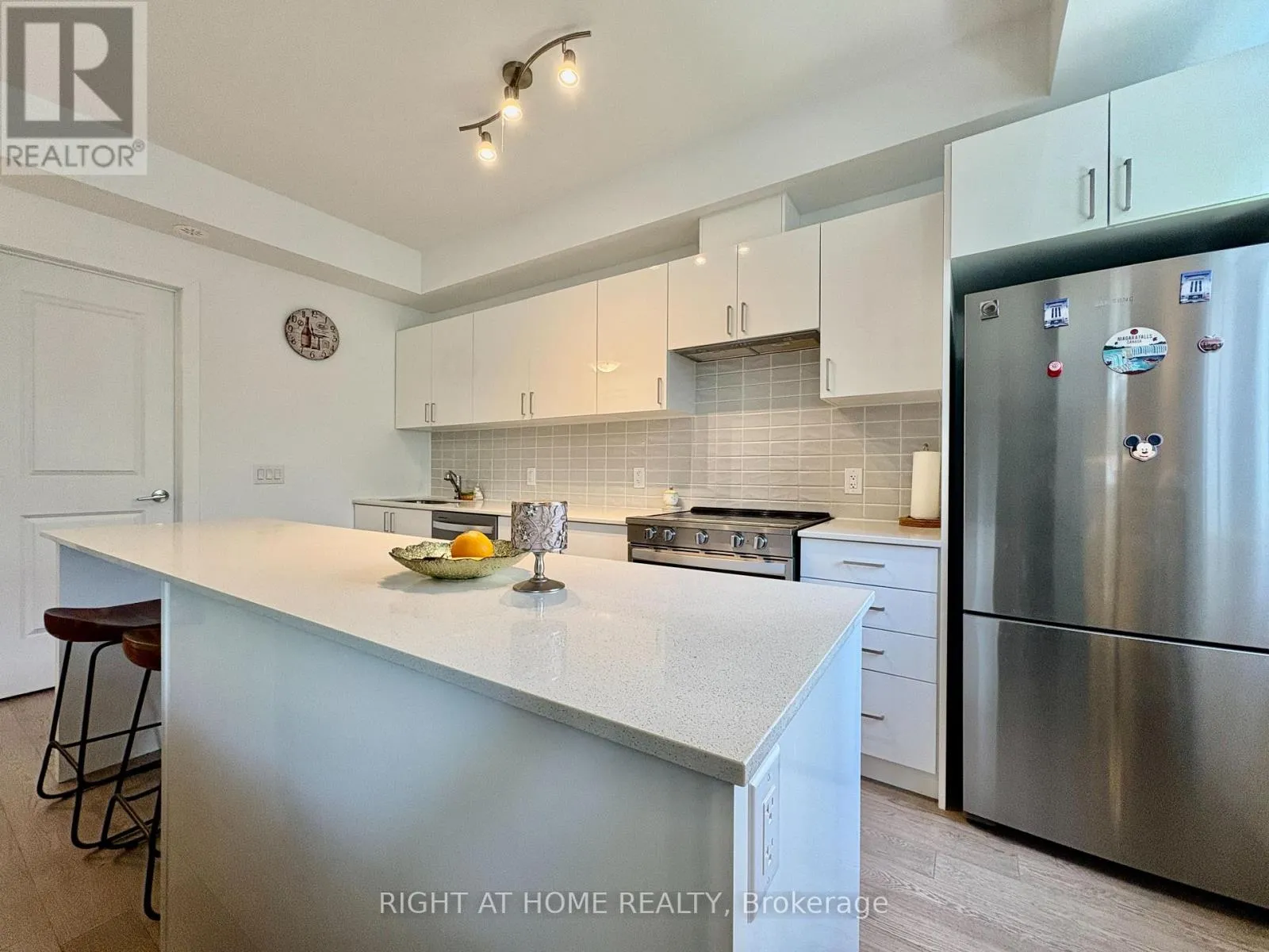 Row / Townhouse for rent: 211 - 1085 Douglas Mccurdy Common, Mississauga, Ontario L5G 0C6