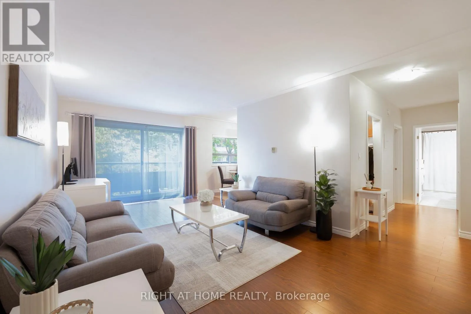 Apartment for rent: 211 - 11 Woodman Drive S, Hamilton, Ontario L8K 4E3