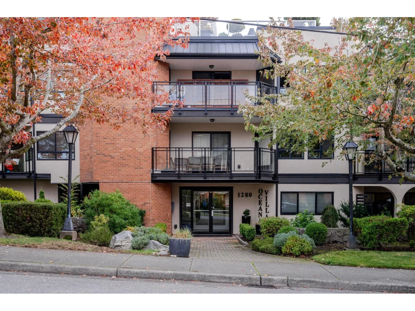 Apartment for rent: 211 1280 Fir Street, Surrey, British Columbia V4B 4B1