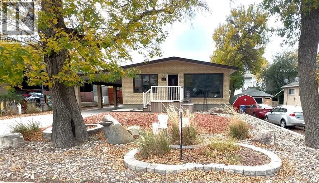 House for rent: 211 3 Street Ne, Medicine Hat, Alberta T1A 5M4