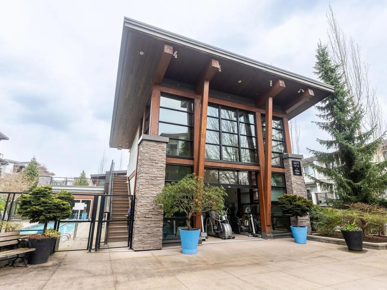 Apartment for rent: 211 6688 120 Street, Surrey, British Columbia V3W 1T8