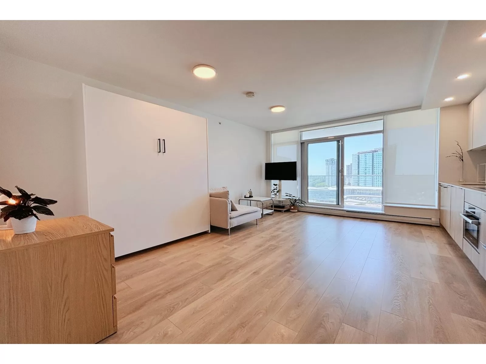 Apartment for rent: 2110 13685 102 Avenue, Surrey, British Columbia V3T 1N7