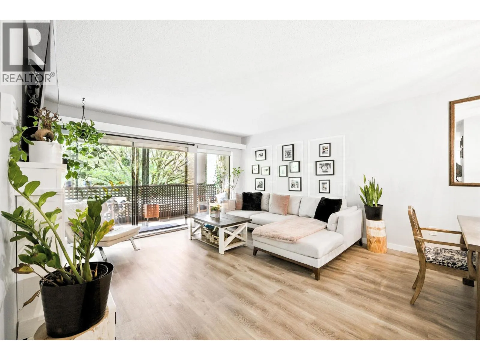 Apartment for rent: 212 1955 Woodway Place, Burnaby, British Columbia V5B 4S5