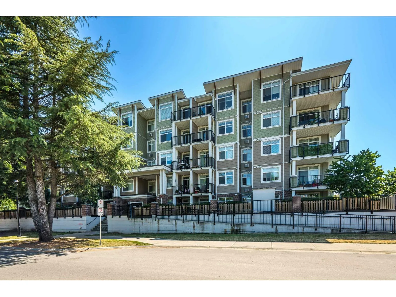 Apartment for rent: 212 20686 Eastleigh Crescent, Langley, British Columbia V3A 0M4